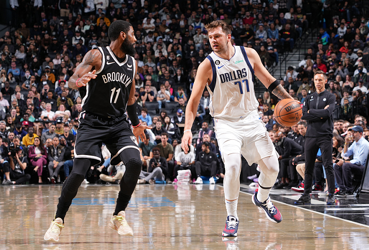  东契奇40+三双独行侠登顶  